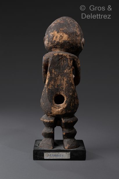 null 
Statue féminine




Mambila 




Nigeria




Haut : 40 cm
