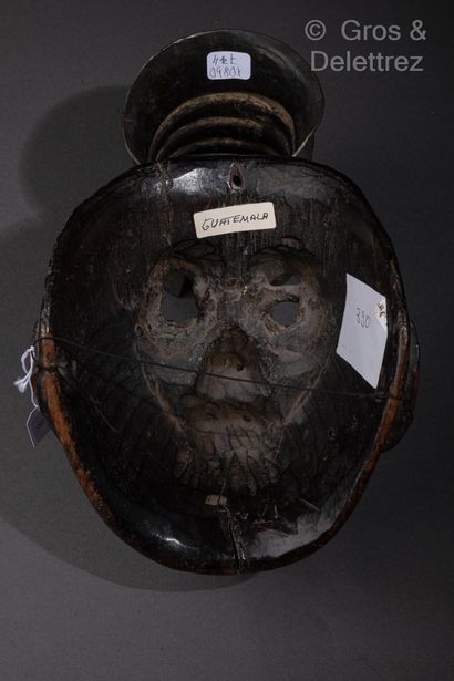 null 
Masque de théatre du Guatemala figurant un homme aux favoris




Haut : 19...