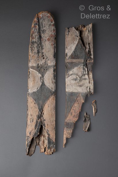 null TSHOGO

Wooden fragments carved of a face with black and red pigments and kaolin.

Length:...