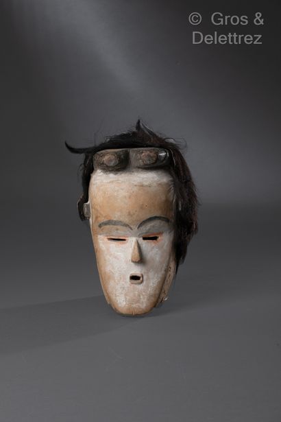 null MITSHOGO

Masque en bois clair figurant un visage stylisé surmonté de deux cornes,...