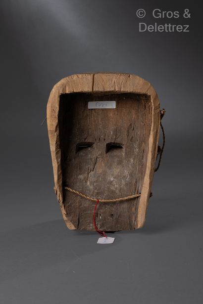 null VUVI

Masque en bois figurant un visage stylisé avec kaolin.

Haut : 28 cm
