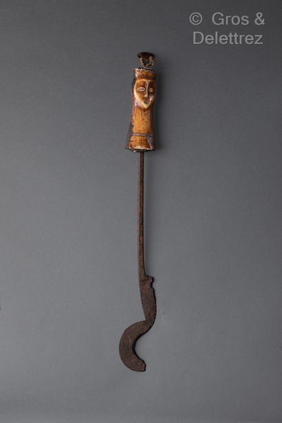 null Serpette in iron, the handle in patinated bone carved with a face.

Height :...