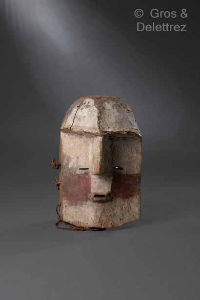 null OBAMBA

Masque en bois figurant une tête stylisée avec traces de kaolin et rehauts...