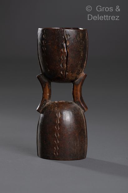 null POUNOU

Double bell in wood decorated with geometric friezes.

Height : 15,5...