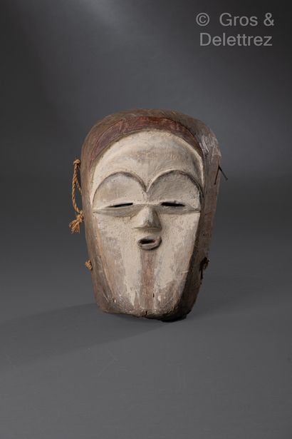 VUVI

Masque en bois figurant un visage stylisé...