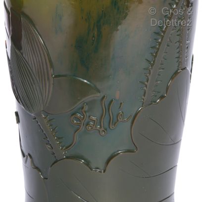 null Émile GALLÉ (1846-1904)


Vase rouleau à col étranglé et évasé en verre à décor...