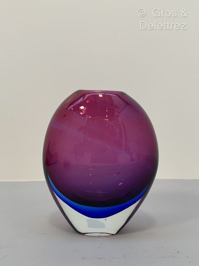null Travail italien 


Vase en verre nuancé bleu et rouge


H : 24 L : 20 cm