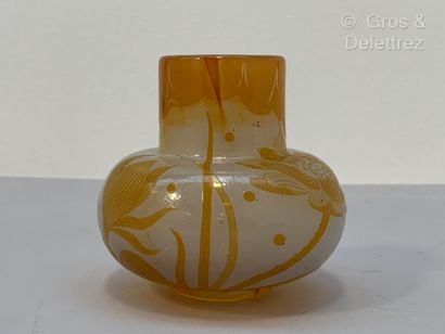 null Emile GALLE (1846-1904)


Petit vase en verre multicouche jaune à decor de motifs...