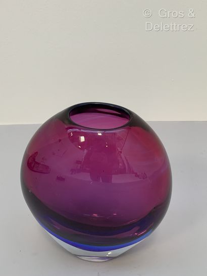 null Travail italien 


Vase en verre nuancé bleu et rouge


H : 24 L : 20 cm