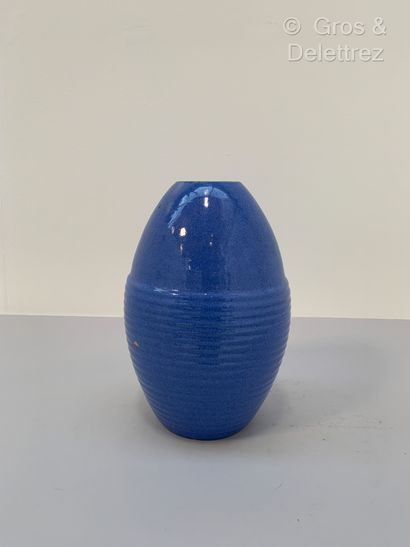 null 
PRIMAVERA 






Vase en céramique émaillée bleue à panse godronnée. 






Porte...
