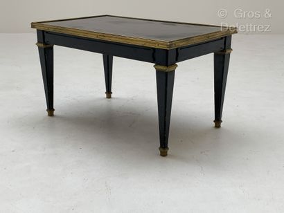null JANSEN


Table basse en bois laqué noir et filets de laiton doré.


Vers 1960


H...