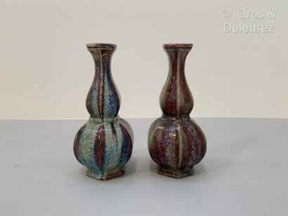 null 
EMILE JACOB 






Suite de deux vases en céramique émaillée et irisée.






Signés






H...