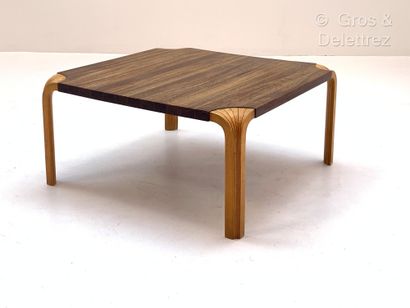 null 
Alvar AALTO (1898-1976) 






Table basse modèle X800 Plateau en acajou marqueté...