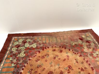 null Travail 1925


Important tapis en laine à décor de motifs floraux polychromes


dim...