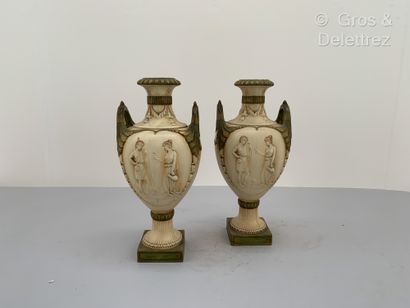 null 
Travail Autrichien 






Paire de vases en céramique emmaillée polychrome...