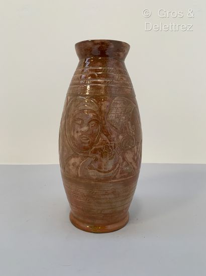 null Claire CHARDENAL (Xxe)


Vase en céramique émaillée brune à décor d'une frise...