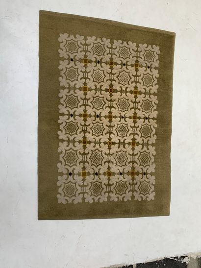  Jules LELEU (1883 - 1961) 


Tapis en laine à decor géometrique sur fond creme.... Gazette Drouot