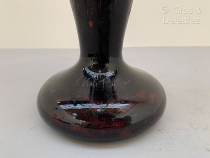 null 
 Le Verre Français

 Vase balustre en verre doublé à décor dégagé à l’acide...