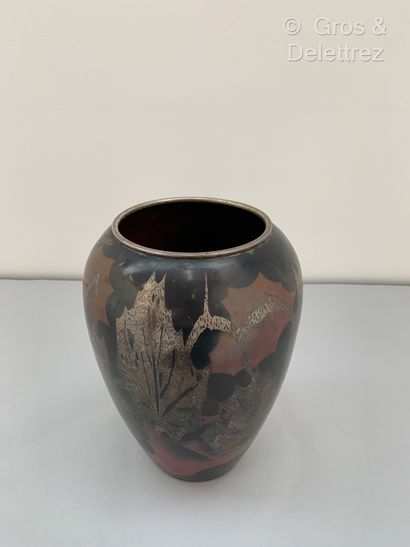 null «WMF Vase ovoïde en dinanderie à motif de feuilles Signé du poinçon et numéroté...
