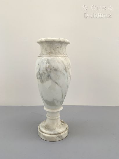 null Vase de forme balustre en marbre blanc veiné gris reposant sur un piedouche....