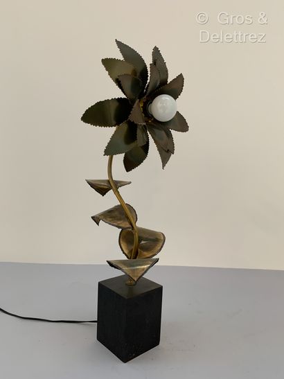 null Travail des années 60/70


Lampe de bureau en métal doré représentant une fleur,socle...