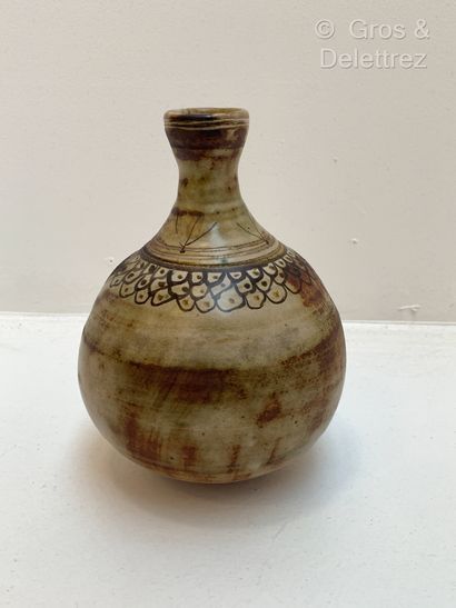 null Gilbert PORTANIER (né en 1926)


Vase sur talon en céramique emmaillée a décor...