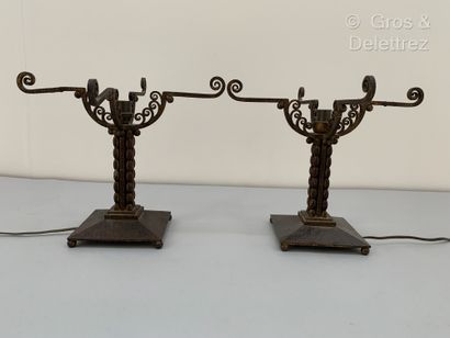null French work 1925



Pair of wrought iron lamps with a pearl frieze and resting...