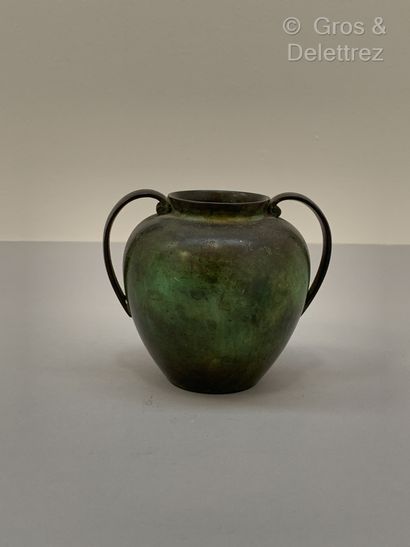 null TRAVAIL SUEDOIS


Petit vase en bronze à patine vert antique agrémenté de deux...