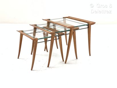 null MAXIME OLD (1910-1991)


Suite de trois tables gigognes en chêne à plateaux...