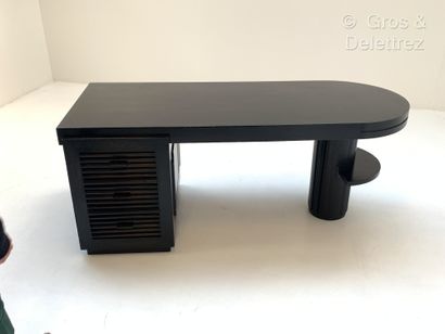 null Charles DUDUYT (1885-1946) 


Bureau à caisson en chêne teinté noir ouvrant...