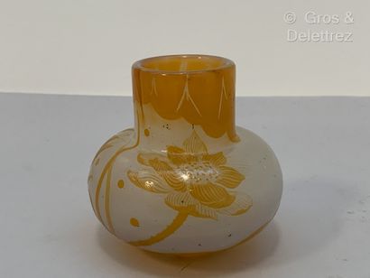 null Emile GALLE (1846-1904)


Petit vase en verre multicouche jaune à decor de motifs...