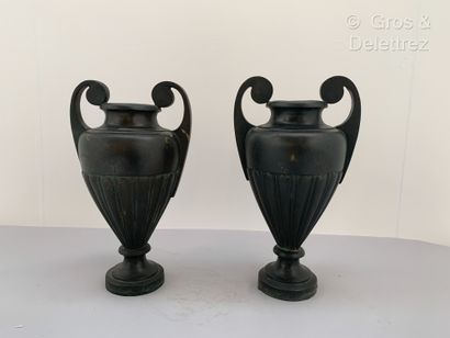 null TRAVAIL FRANCAIS 


Paire de vases ovoïdes à décor de godrons et deux anses...