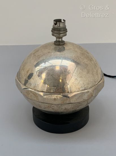 null 
MODERNIST WORK









Lamp base in silver plated bronze partially spherical...