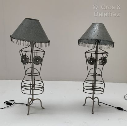 null 
SIEGEL (attribué a)






Paire de mannequins en tige de métal monté en lampes...