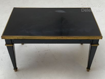 null JANSEN


Table basse en bois laqué noir et filets de laiton doré.


Vers 1960


H...