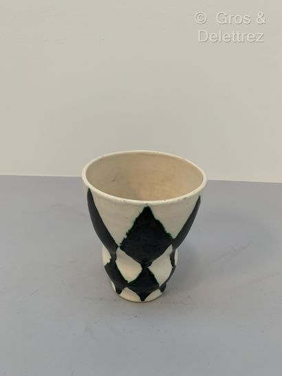 null Travail des années 60


Vase en céramique émailée blanche à décor de losange...