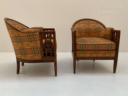 null Paul Follot (1877-1941)


Paire de fauteuils en hêtre teinté à dossier gondole...