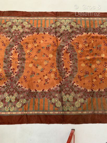 null Travail 1925


Important tapis en laine à décor de motifs floraux polychromes


dim...