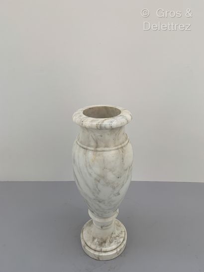 null Vase de forme balustre en marbre blanc veiné gris reposant sur un piedouche....