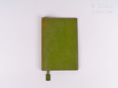 null HERMES Paris made in France - Porte-agenda en veau pressé olive. (Décolorations,...