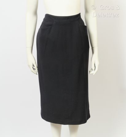 null HERMES Paris made in France - Navy wool skirt, two pockets. Ecru label, brown...