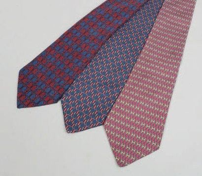 HERMÈS Paris made in France Lot de trois cravates en soie imprimée.(*)
