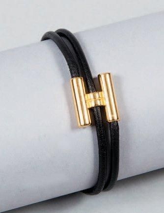 HERMÈS Paris made in France Bracelet «Tourbillon» en cuir noir, fermoir coulissant...