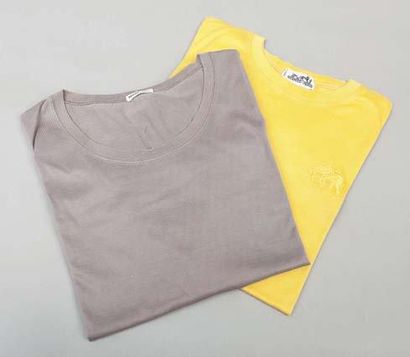 HERMÈS Paris Lot de deux t-shirt en coton à manches courtes, l'un jaune l'autre ...