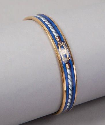 HERMÈS Paris made in Austria Bracelet jonc en métal doré et émail à décors de cordages...