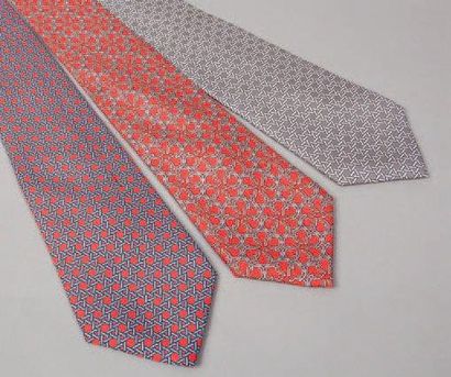 HERMÈS Paris made in France Lot de trois cravates en soie imprimée. Bon état (Tâ...