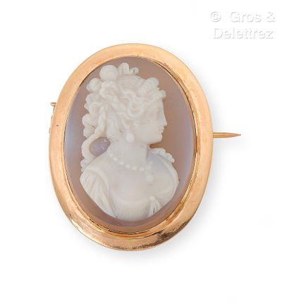 null Yellow gold brooch, decorated with a cameo on agate representing the profile...