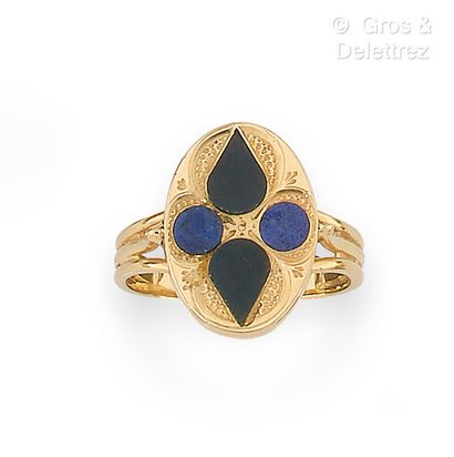 null Yellow gold ring, adorned with lapis lazuli and onyx plaque. Finger size: 54½....