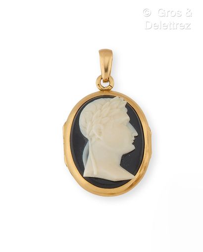 null Medallion "Picture holder" in yellow gold, set with an onyx plate surmounted...