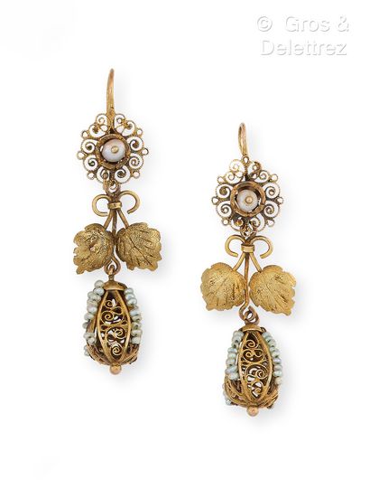null Pair of earrings in yellow gold (9K) with filigree decoration underlined by...
